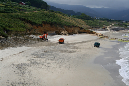 a_dereita_o_muro_que_estan_reconstruiondo_esta_a_utilizar_as_xogaras_do_coido