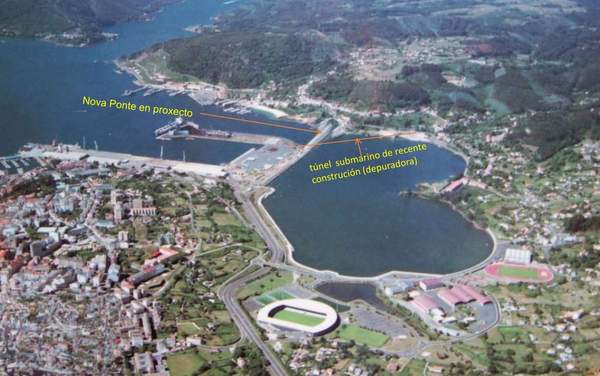 Tren_ao_porto_exterior_de_Ferrol_a_traves_da_Malata._2013