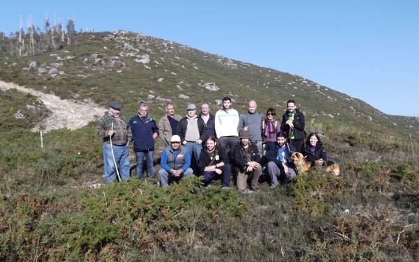 Imaxe dos colectivos na visita ao xacemento prehistórico  en decembro do 2015