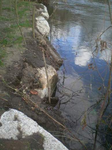 as-pedras-da-escollera-a-intemperie-a-terra-que-a-cubria-foi-parar-ao-rio